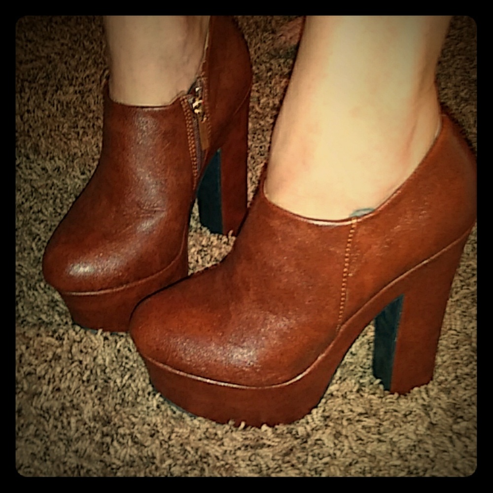Brand NEW DOLLHOUSE Heels